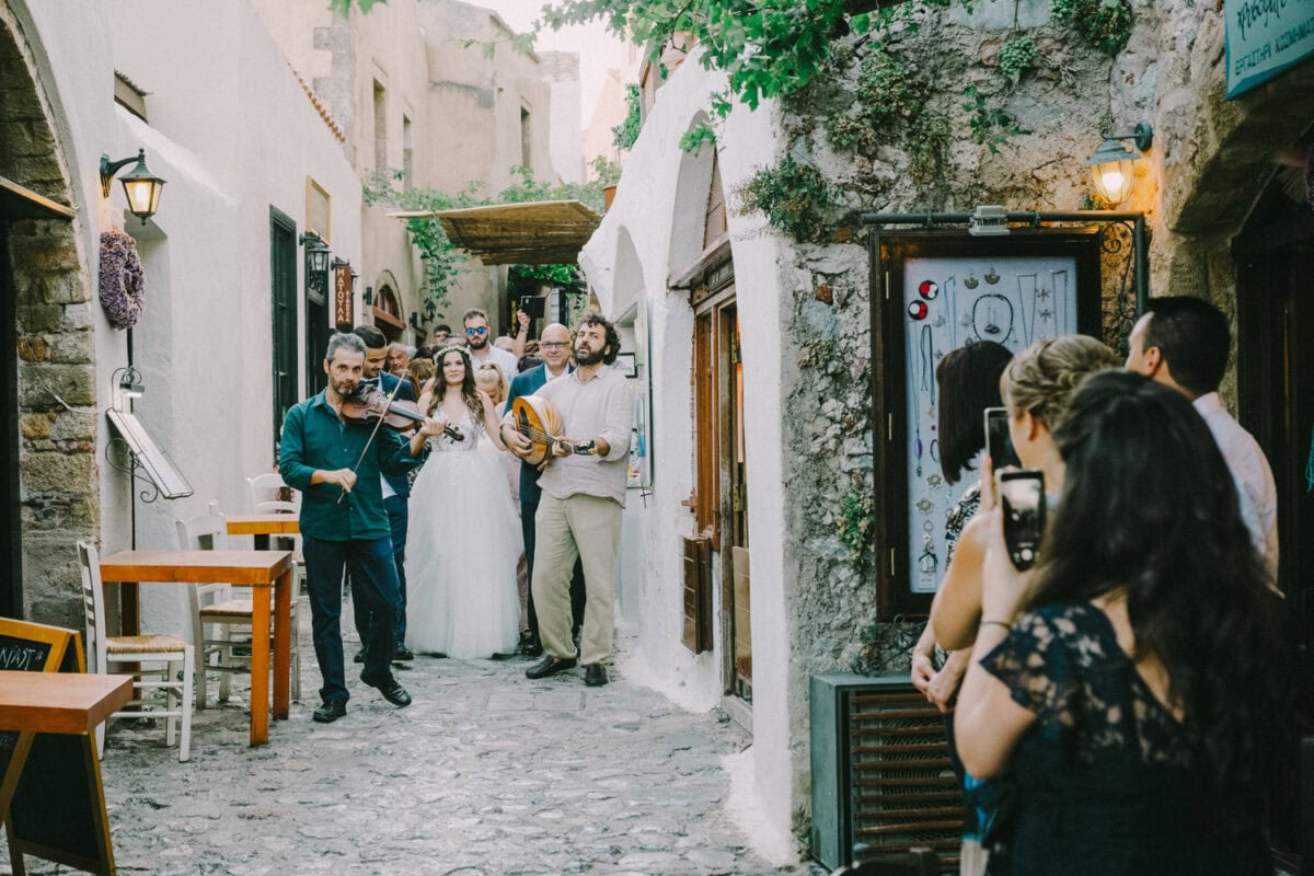 Παραδοσιακή γαμήλια πομπή στη Μονεμβασιά
