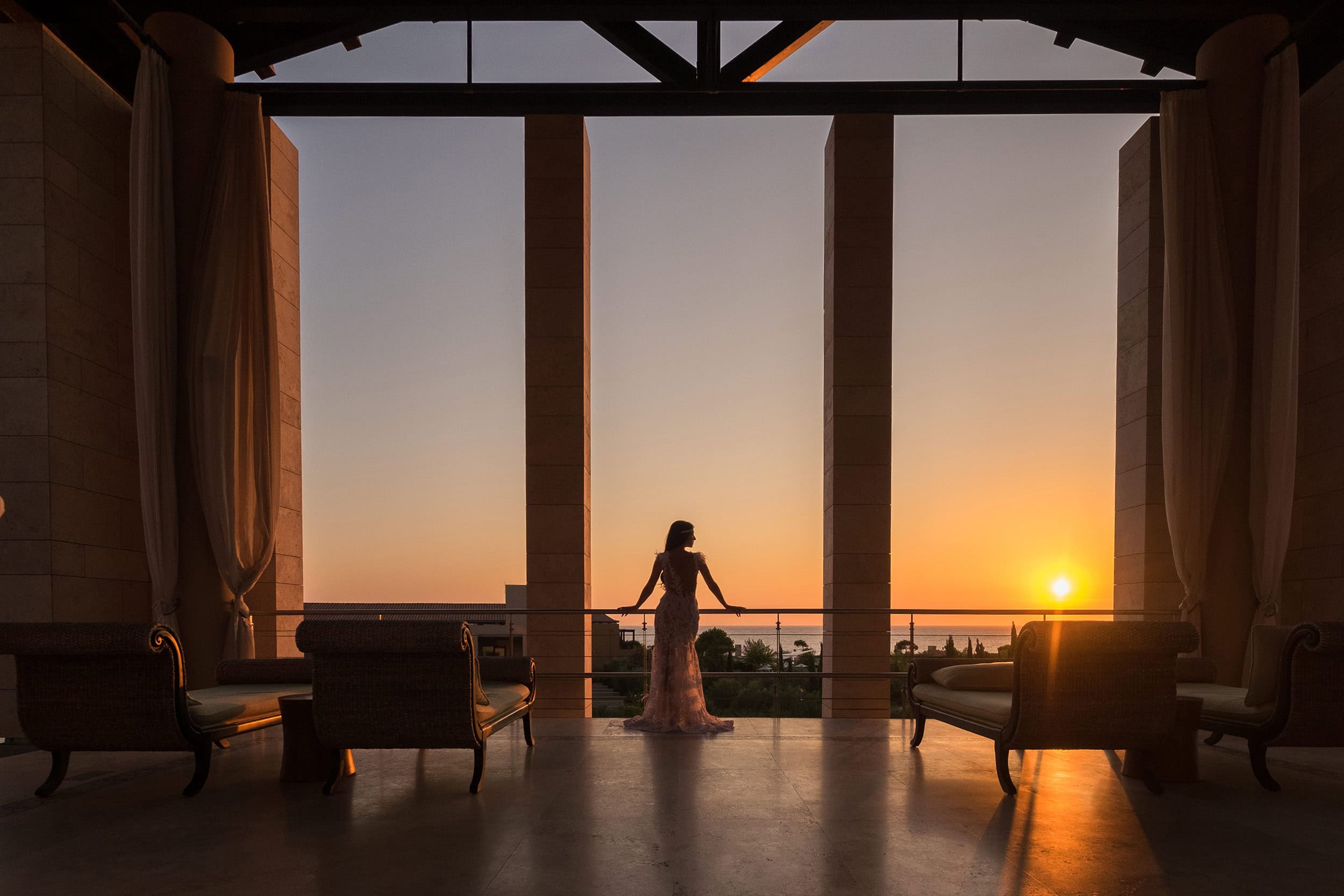 Νύφη στο ηλιοβασίλεμα στο The Romanos, Costa Navarino