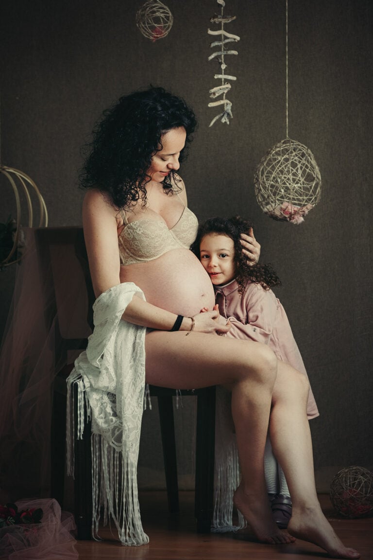 Πορτρέτο εγκύου γυναίκας με την κόρη της