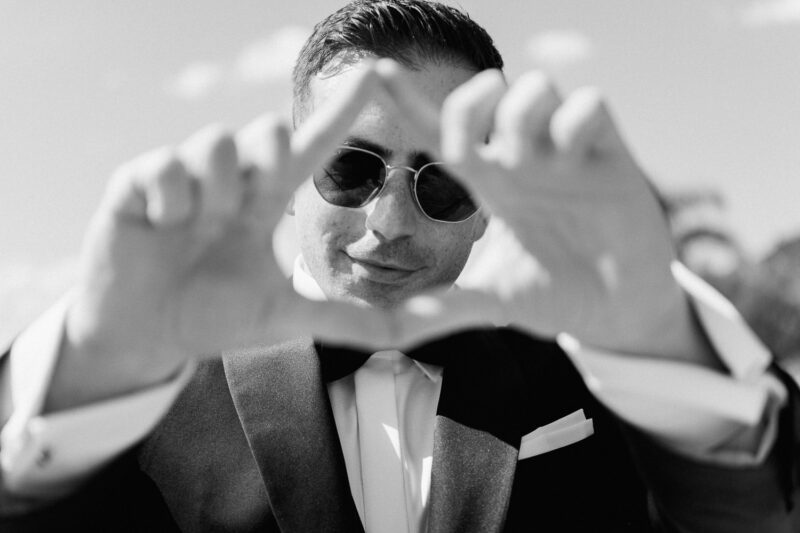 Αυθόρμητο ασπρόμαυρο πορτρέτο του Γιώργου πριν από την τελετή